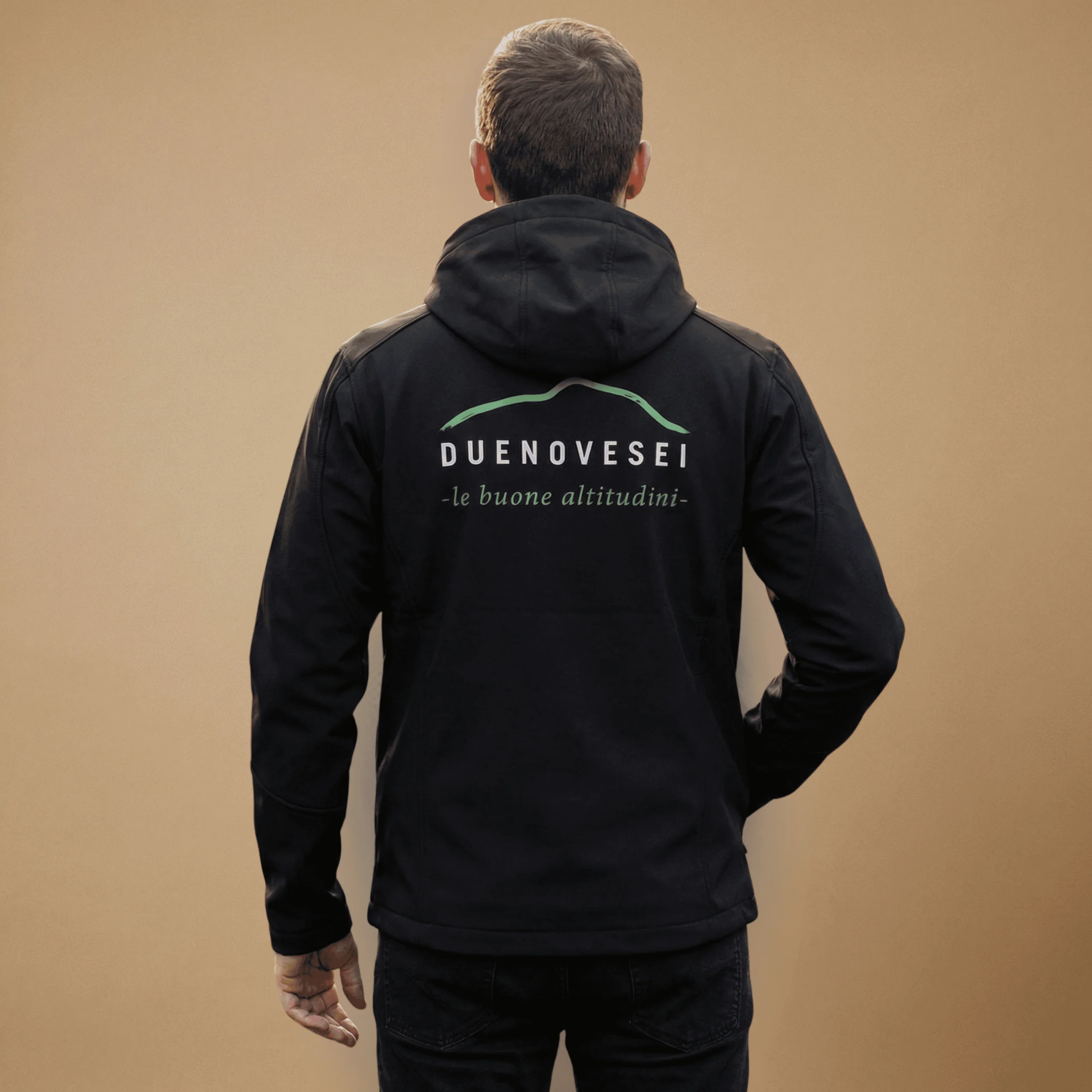 Softshell nero con cappuccio DUENOVESEI, retro con logo «le buone altitudini»