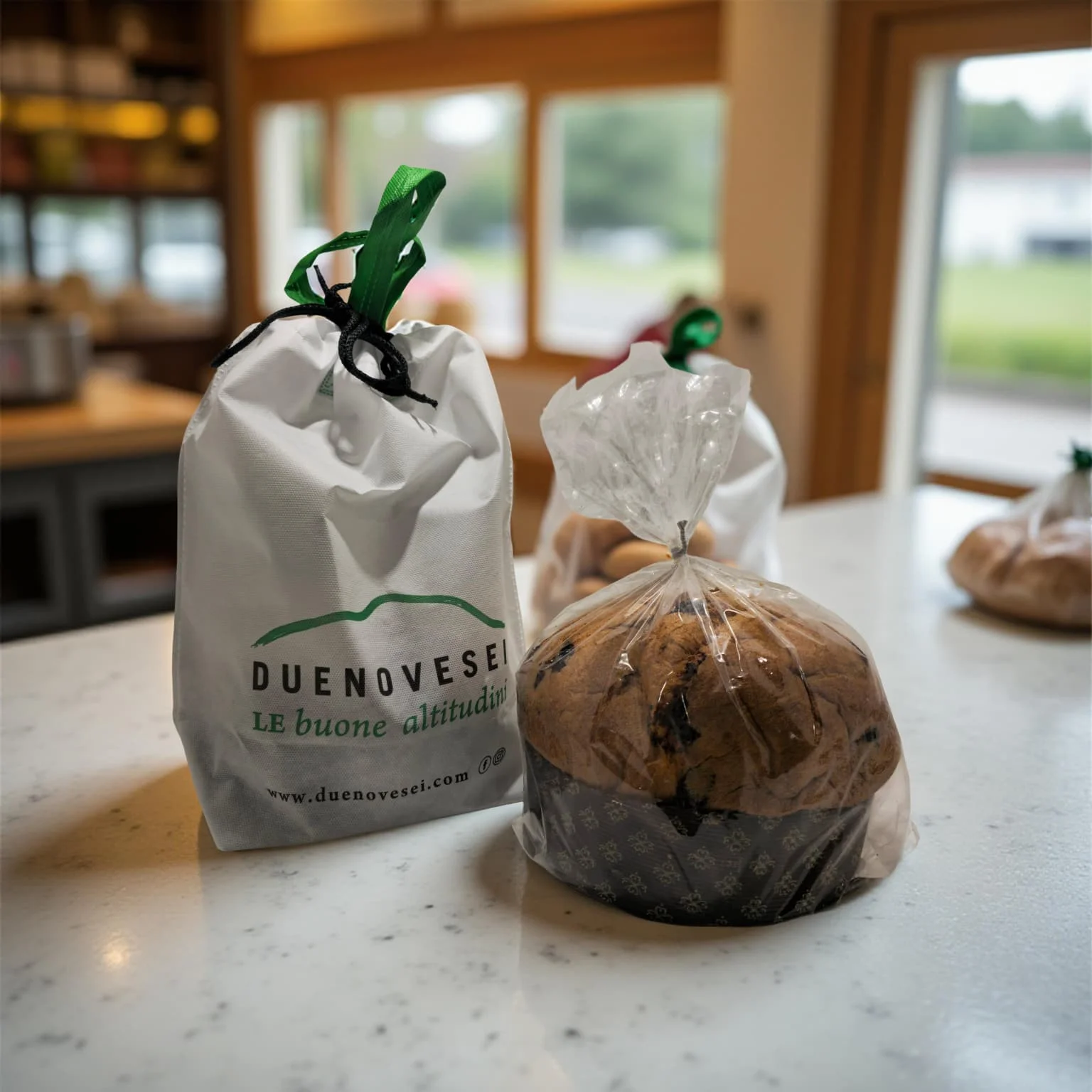 DUENOVETTONE, dolce lievitato DUENOVESEI con gocce di cioccolato, accanto al sacchetto DUENOVESEI