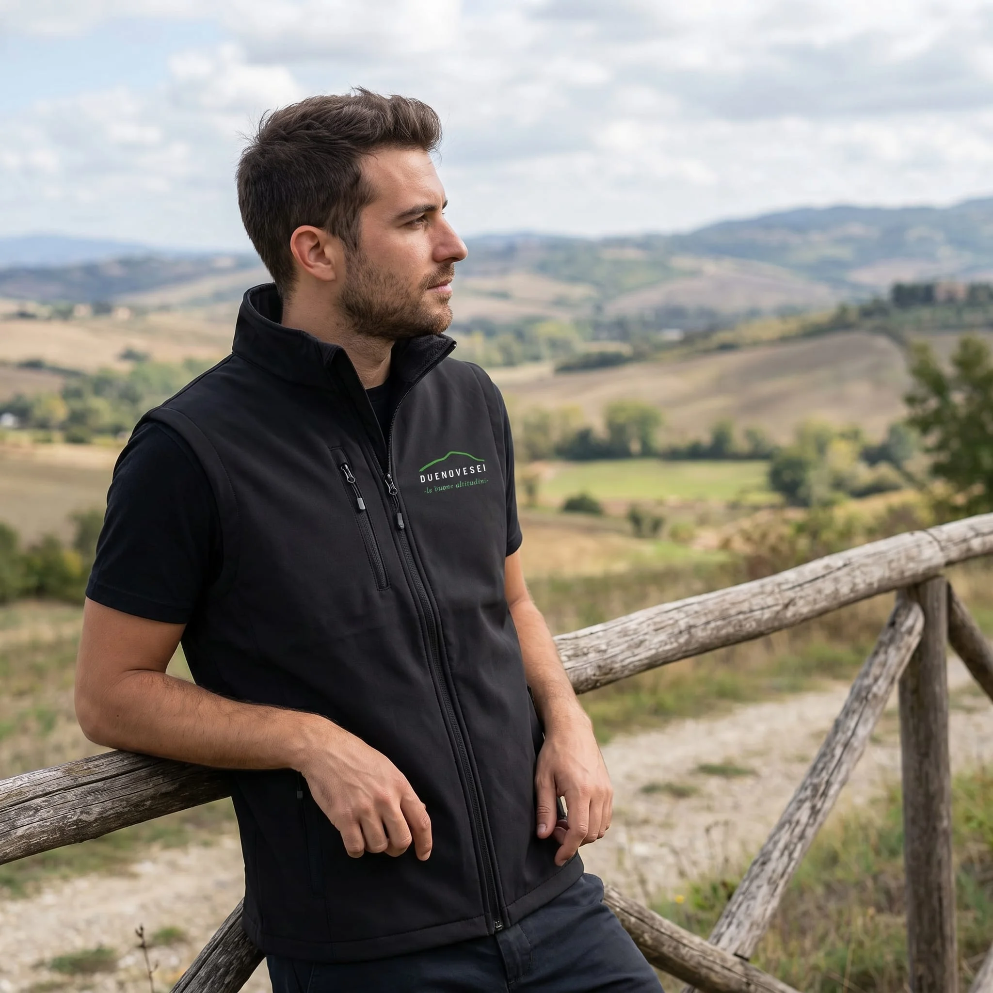 Softshell smanicato nero DUENOVESEI con logo «le buone altitudini» sul petto