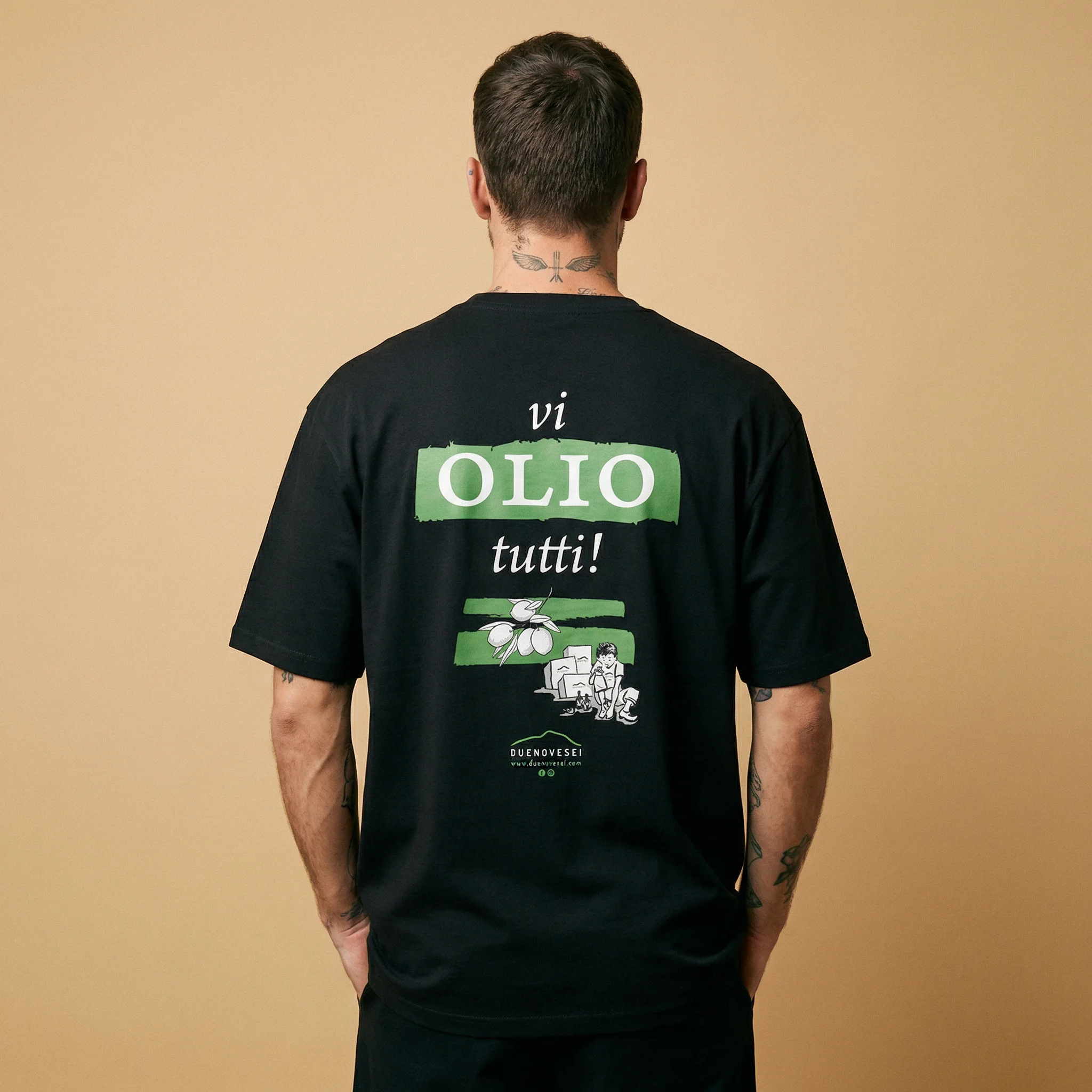 T-shirt oversize nera DUENOVESEI, retro con la stampa «vi OLIO tutti!»