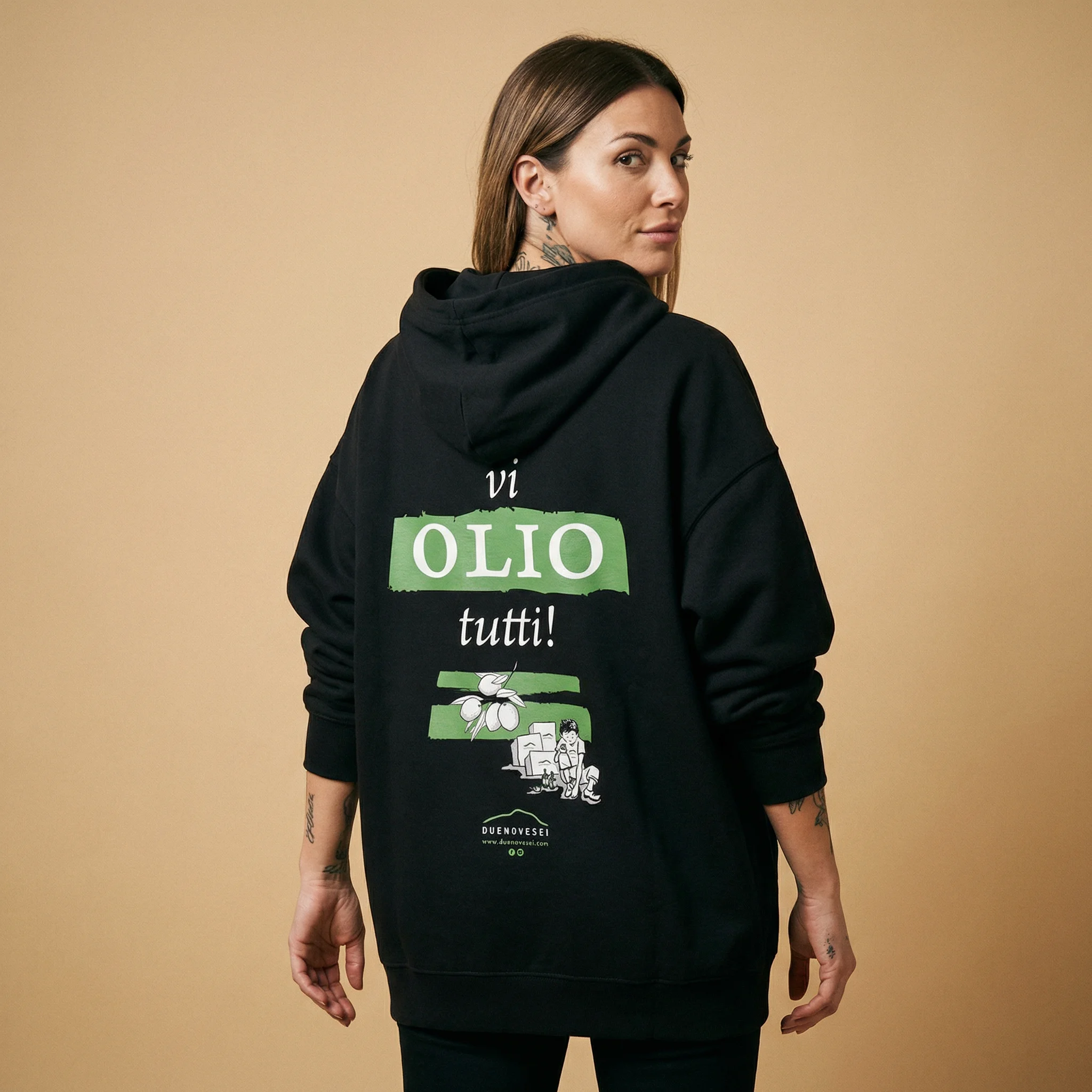 Felpa nera con cappuccio da adulto DUENOVESEI, retro con la stampa «vi OLIO tutti!»